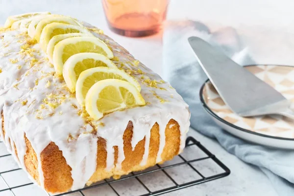 bolo de limão com rodelas de limão