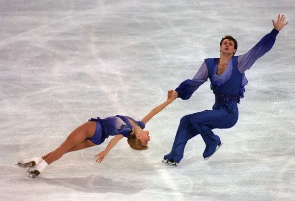 Imagem colorida de casal de patinadores que estavam no voo que caiu nos EUA- Metrópoles