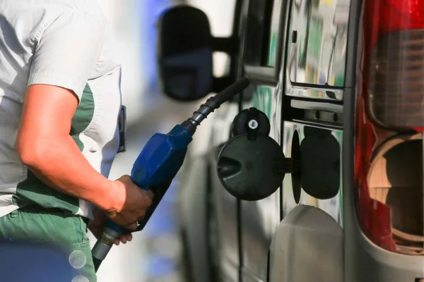 Petrobras anuncia redução do preço de diesel e gasolina nas refinarias