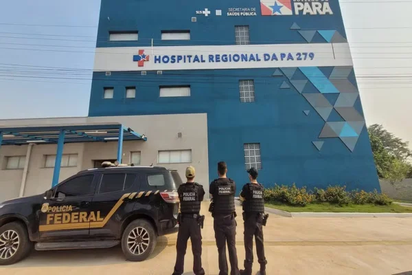 Imagem colorida, dois agentes da Polícia Federal de costas - Metrópoles