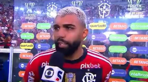 Gabigol, de camisa rubro-negra, dá entrevista à TV