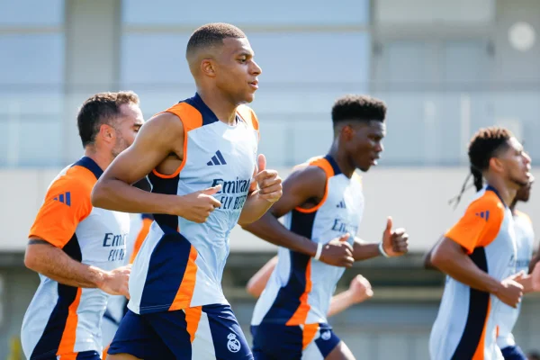 Imagem colorida de Mbappé no treino do Real Madrid - Metrópoles