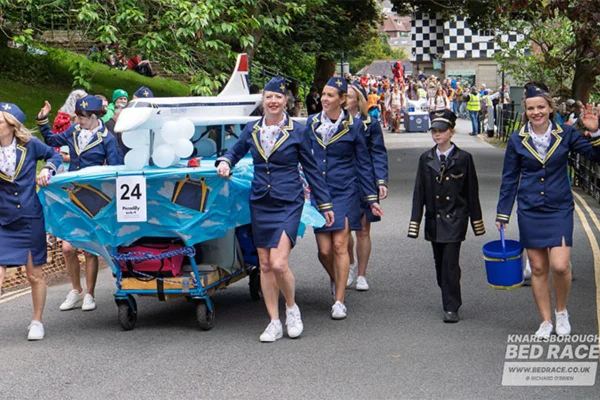 Corrida de camas mais antiga do mundo celebra 60 anos na Inglaterra
