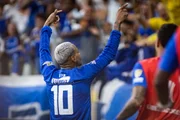 Matheus Pereira comemora gol diante da torcida cruzeirense Matheus Pereira comemora gol diante da torcida cruzeirense