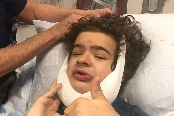 Gaten Matarazzo, o Dustin de Stranger Things, passa por cirurgia