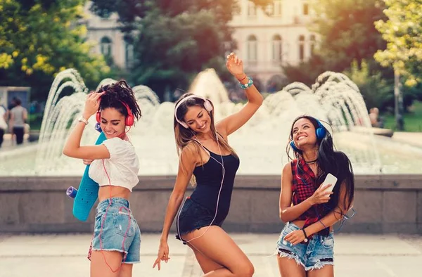 Play no verão: veja seis playlists animadas para curtir com a galera