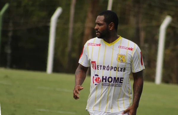 Jobson espera balançar as redes em duelo do Brasiliense com o Goiás