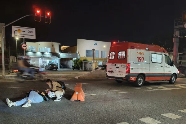 Imagem mostra acidente de moto na Avenida Rebouças, em São Paulo - Metrópoles