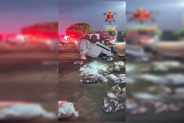 Carro capota na DF-001, e motorista é levado ao hospital pelo CBMDF