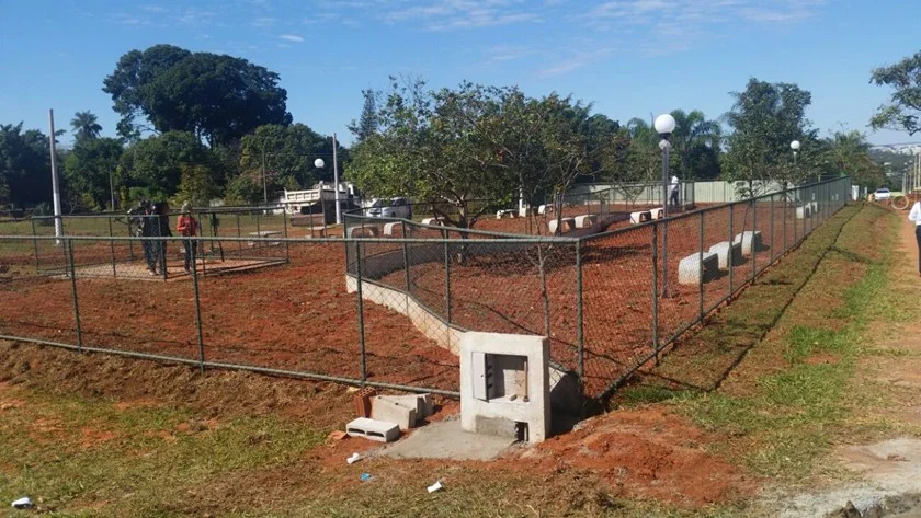 Grades vão cercar o espaço para os cães Grades vão cercar o espaço para os cães