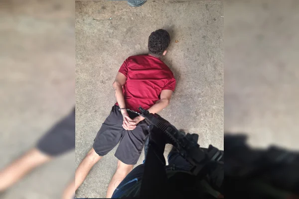 Homem é preso por matar rival a tiros e ferir jovem na “casa da piscina” - destaque galeria Homem é preso por matar rival a tiros e ferir jovem na “casa da piscina” - destaque galeria