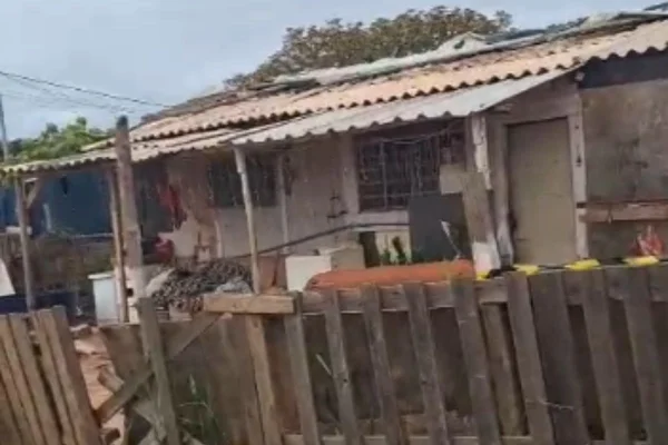Foto colorida da fachada da casa onde casal foi morto operação contra o PCC em Bauru, no interior de SP. - Metrópoles