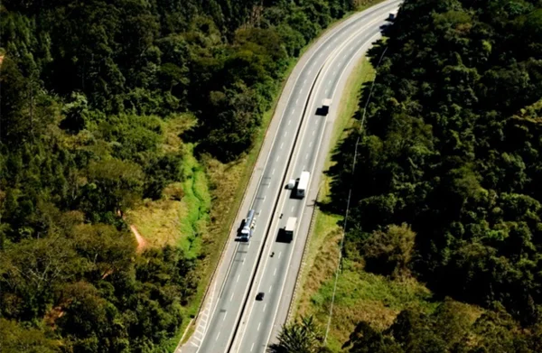 Imagem mostra rodovia Anhanguera, em São Paulo; local foi cenário de roubo de armas - Metrópoles