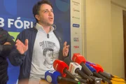 Renan Santos vai à evento em SP com Lulinha estampado na camiseta - imagem 2 Renan Santos vai à evento em SP com Lulinha estampado na camiseta - imagem 2