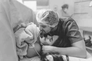 Luan Santana com Jade Magalhães e Serena na sala de cirurgia