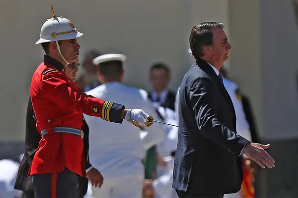 Democracia só existe se Forças Armadas quiserem, afirma Bolsonaro