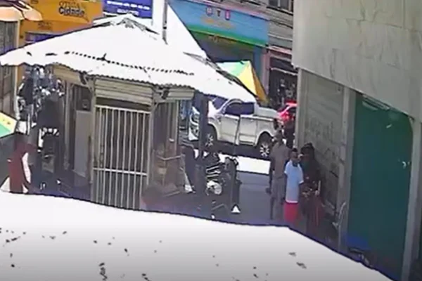 Imagem colorida de momento do assassinato - Metrópoles