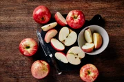 A maçã é rica em fibras e tem baixo índice glicêmico, contribuindo para prolongar a saciedade e diminuir a vontade de comer ao longo do dia