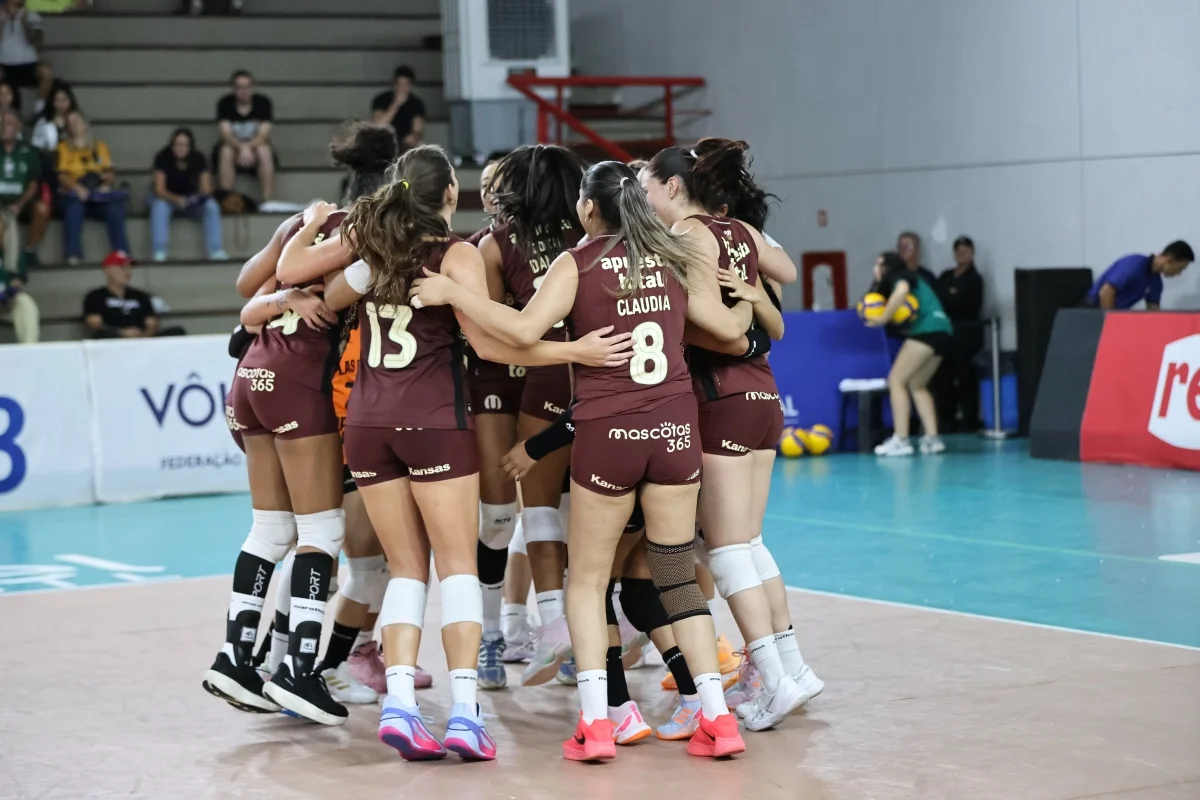 Universitário, do Peru, comemorando a vitória sobre o Gerdau Minas na Copa Brasília de Vôlei Universitário, do Peru, comemorando a vitória sobre o Gerdau Minas na Copa Brasília de Vôlei