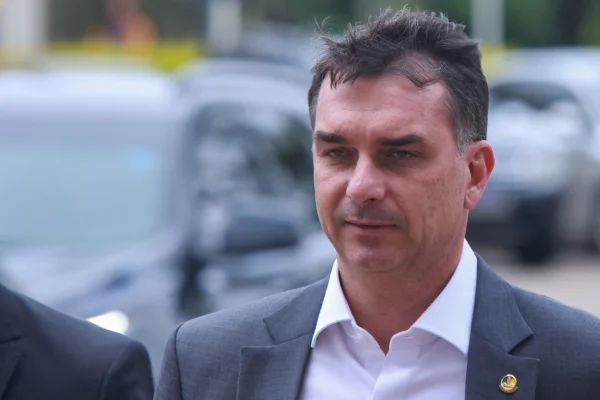 Imagem colorida, Flávio visita o pai pela 1ª vez após anunciar sua pré-candidatura à presidência-Metrópoles
