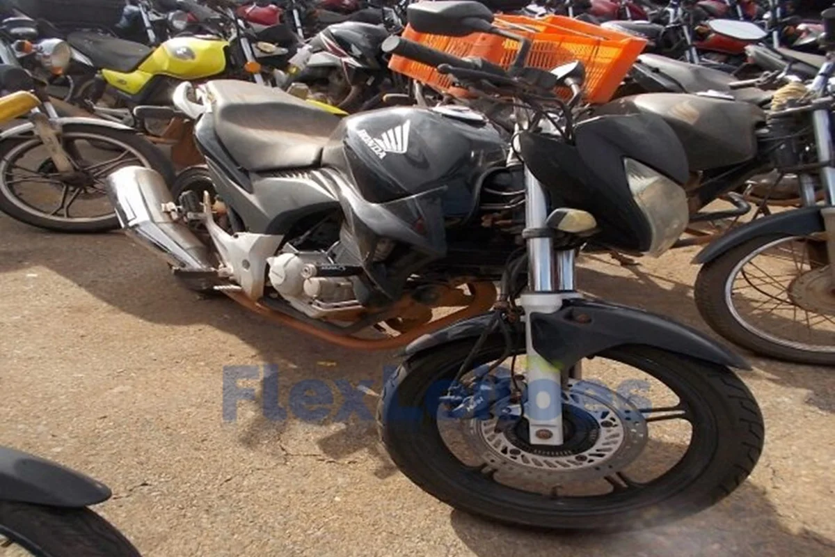 Honda CB 300R 2011 R$ 1 mil Honda CB 300R 2011 R$ 1 mil