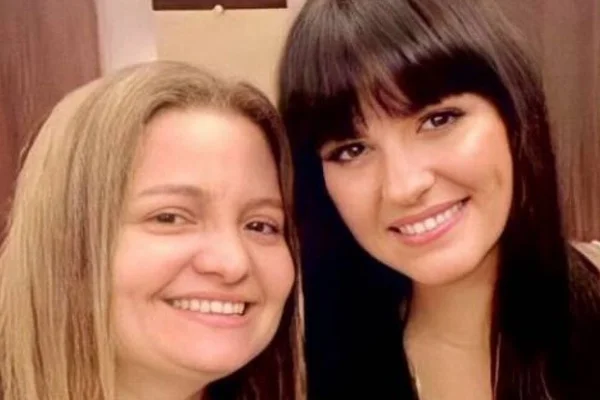 dubladora brasileira Ana Lúcia Menezes (à esquerda) e a atriz mexicana Maite Perroni (à direita)