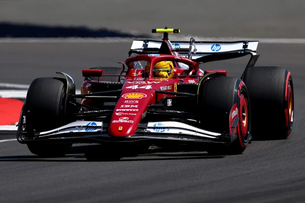 Foto colorida de Lewis Hamilton, durante treino livre na Inglaterra - Metrópoles