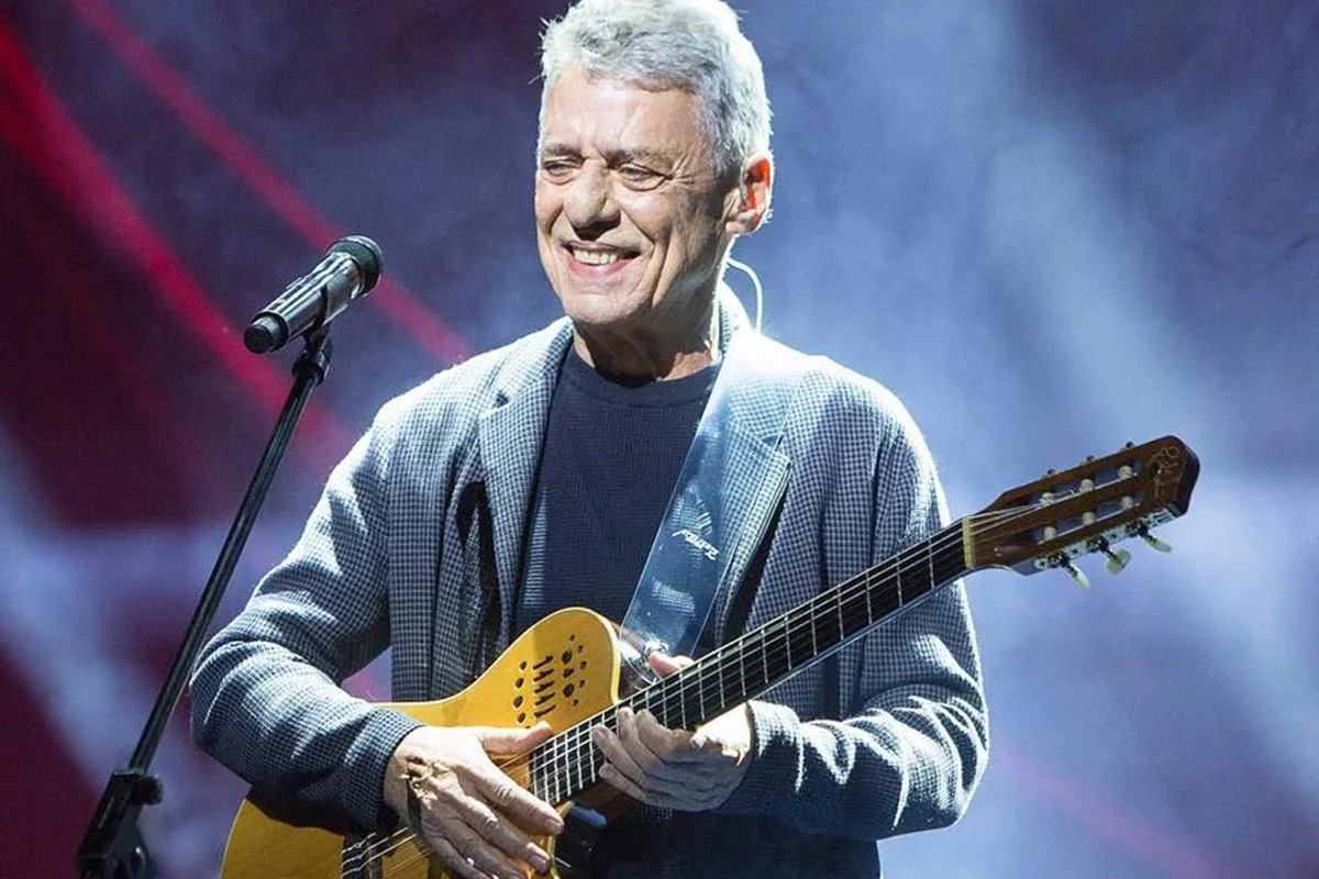 Chico Buarque posa sorridente durante show Chico Buarque posa sorridente durante show