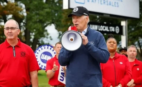 Imagem colorida Joe Biden em greve dos trabalhadores do setor automotivo