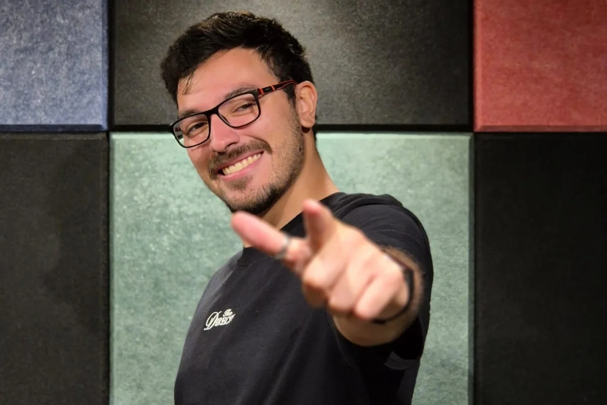 Mateus Jorge é dublador, diretor de dublagem, narrador e apresentador. Ele é a voz de personagens como O Trovador (Esquadrão Suicida Isekai) e Sethos nos comerciais de Genshin Impact. Mateus Jorge é dublador, diretor de dublagem, narrador e apresentador. Ele é a voz de personagens como O Trovador (Esquadrão Suicida Isekai) e Sethos nos comerciais de Genshin Impact.