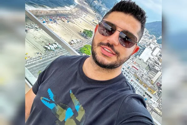 Médico Vinicius dos Santos, em frente a uma praia - Metrópoles