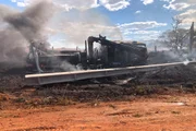 O caminhão pegou fogo durante um trabalho de armação de postes O caminhão pegou fogo durante um trabalho de armação de postes