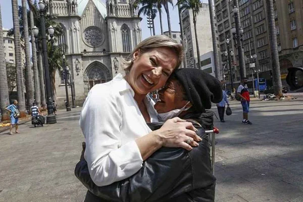 Joice Hasselmann visita Cracolândia durante campanha eleitoral