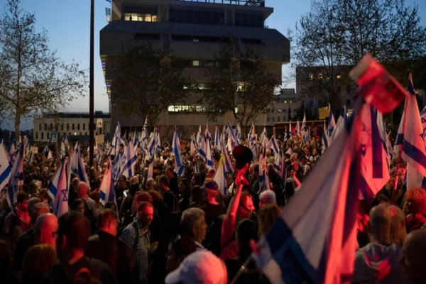 Imagem colorida de uma manifestação em Jerusalém - Metrópoles