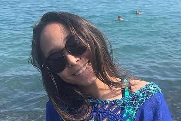 Menina morre enquanto dormia após celular explodir no travesseiro