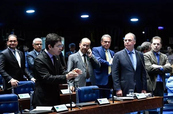 Olho no relógio: Planalto negocia no fim de semana para aprovar MPs