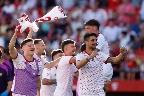 Foto colorida do time do Sevilla - Metrópoles
