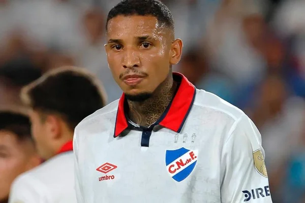 Juan Izquierdo é clicado em um de seus jogos pelo Nacional-URU - Metrópoles