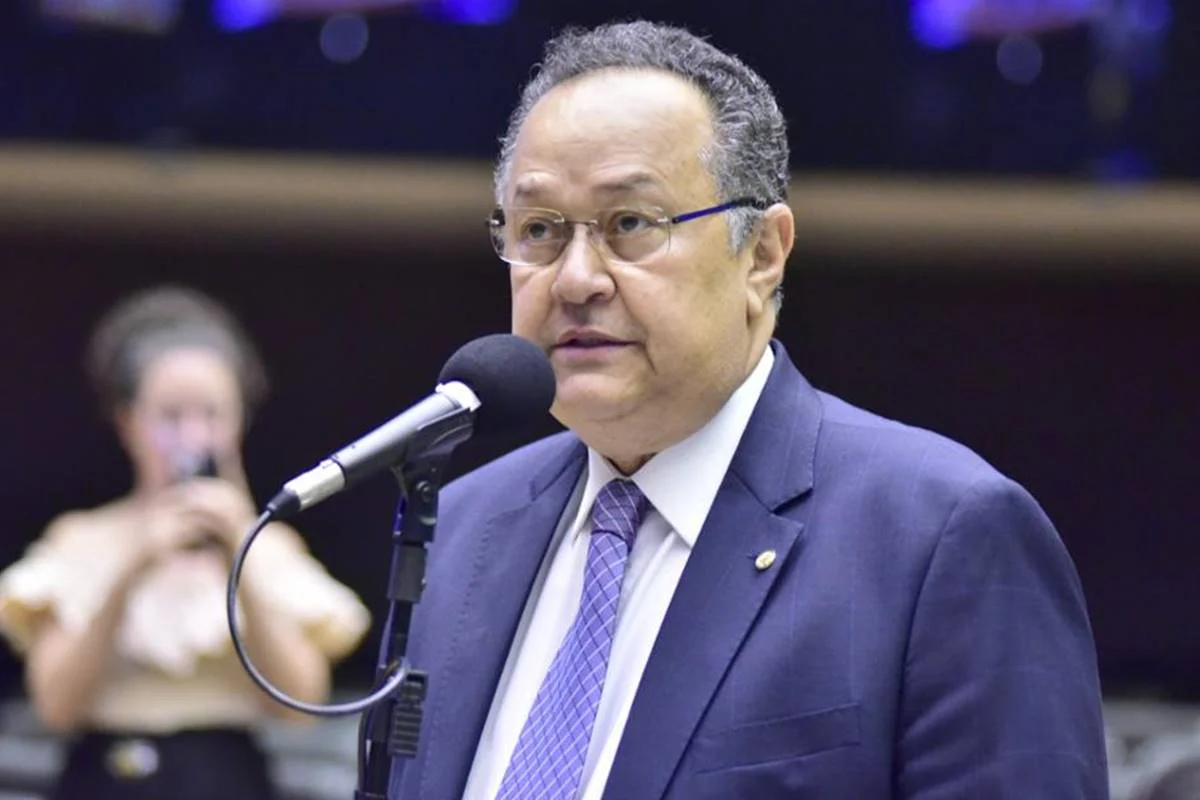 Cidades contratam firma familiar de Silas Câmara após receber emendas