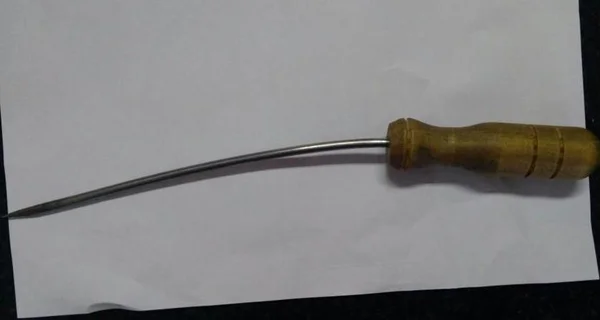 PM prende homem que usava espeto de churrasco para assaltar