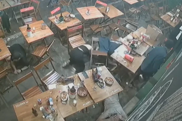 Clientes se escondem debaixo da mesa durante arrastão em bar na zona oeste de São Paulo. - Metrópoles