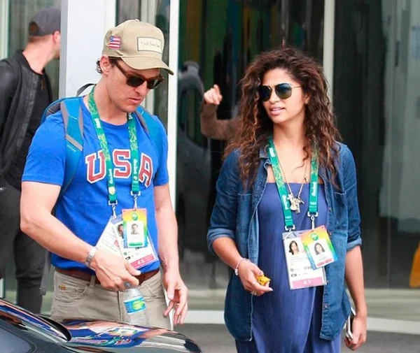 Matthew McConaughey circula pelo Rio acompanhado da mulher Camila Alves