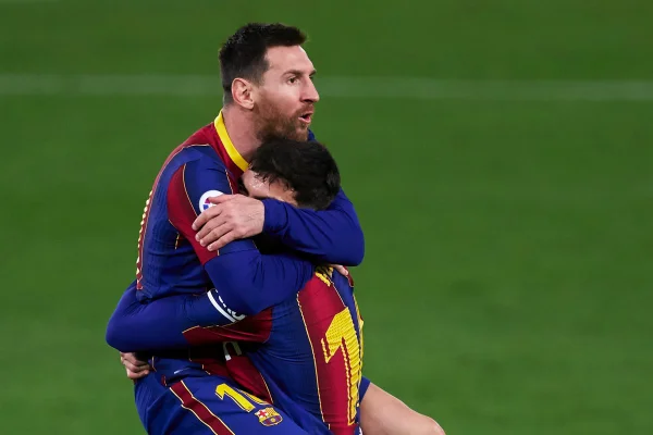 Messi entra no 2º tempo, decide e Barça vence Betis de virada no Espanhol