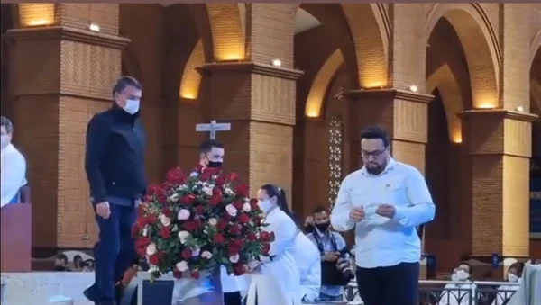 Bolsonaro faz leitura bíblica no Santuário de Aparecida do Norte