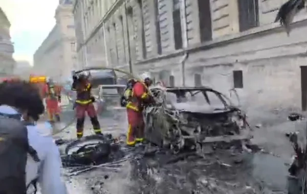 França inicia toque de recolher em várias cidades após protestos violentos