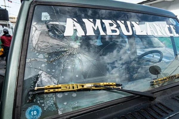 Imagem de uma ambulância que sofreu ataque Haiti - Metrópoles