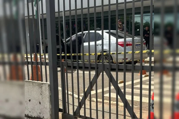 Carro onde manicure foi morta pelo ex foi levado para DP; veja foto