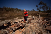 Viviane Barros, 42, revisita os escombros da sua propriedade Viviane Barros, 42, revisita os escombros da sua propriedade