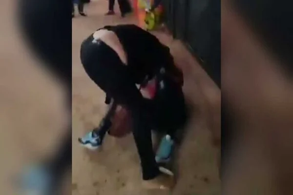 duas mulheres no chão brigando