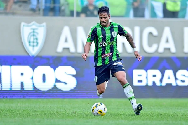 Brasiliense Henrique Almeida é arma do América-MG para jogo com o Cruzeiro no DF